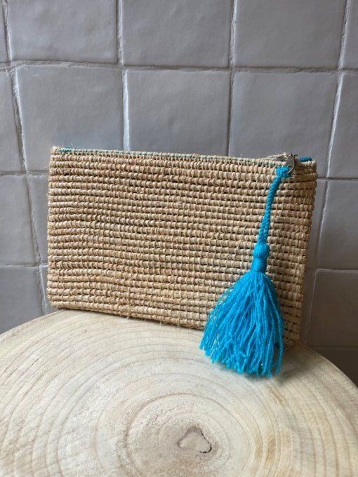 POCHETTE EN RAPHIA TRÉSSÉ - POMPON BLEU 