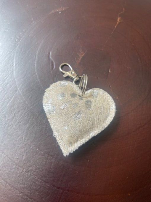 PORTE-CLÉS COEUR EN CUIR ARGENT ET BEIGE FOURRURE - ECRU 