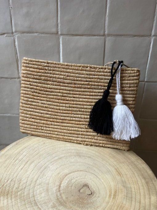 POCHETTE EN RAPHIA TRÉSSÉ - POMPONS NOIR ET BLANC 